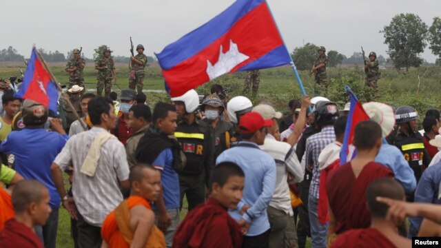 រូប​ឯកសារ៖ មន្ត្រី​​ទាហាន​កម្ពុជា​ឈរ​យាម​ខណៈ​ដែល​​អ្នក​គាំទ្រ​គណបក្ស​សង្គ្រោះ​ជាតិ​មក​ដល់​ព្រំដែន​កម្ពុជា-វៀតណាម​ ក្នុង​អំឡុង​ពេល​​ទស្សនកិច្ច​​ចុះ​ត្រួត​ពិនិត្យ​ព្រំដែន​នៅ​ខេត្ត​ស្វាយរៀង​កាល​ពី​ថ្ងៃ​ទី​១៩ ខែ​កក្កដា ឆ្នាំ​២០១៥។ 