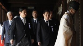 Hai thành viên nội các Nhật Bản đến thăm ngôi đền ở Tokyo mà các nước từng bị Nhật Bản đô hộ gọi là biểu tượng của sự bạo tàn thời chiến