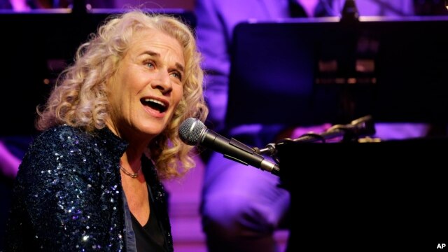 미국의 유명 싱어송라이터 캐럴 킹(Carole King)이 지난해 5월 국회도서관에서 공연을 펼치고 있다.