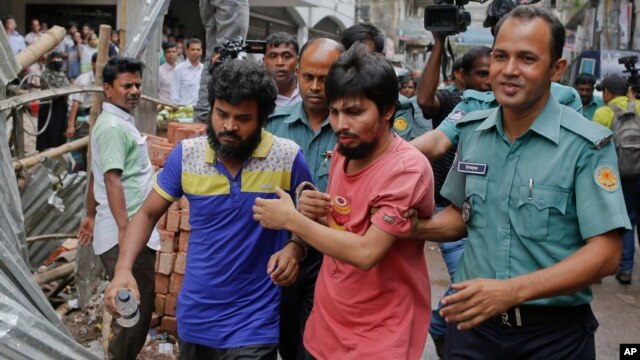 Suspected members of the banned Islamic militant outfit Ansarullah Bangla Team, Sadek Ali (second right) and Aminul Mollick (front left) are escorted by policemen along with another suspect from a court in Dhaka, Bangladesh, Aug. 19, 2015.