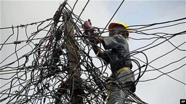 A worker for Nigeria Power adjusts power lines in Lagos, Nigeria, July 2011. (file photo)