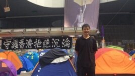 前六四学生领袖周锋锁在金钟占领区（周锋锁推特图片）