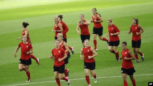 United States players warm up during a training session in preparation for the final match against Japan for the Women's Soccer World Cup Final in Frankfurt, Germany, July 16, 2011