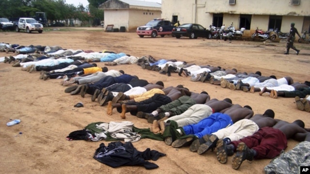 Des membres de Boko Haram suite a leur arrestation à Bauchi, juillet 2009.