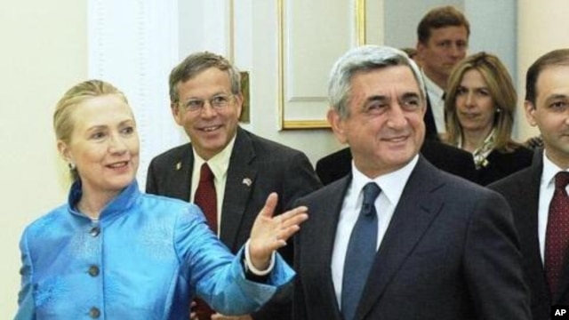 Xillari Klinton Yerevanda prezident Serj Sarkisyan bilan uchrashmoqda, 4-iyun, 2012-yil