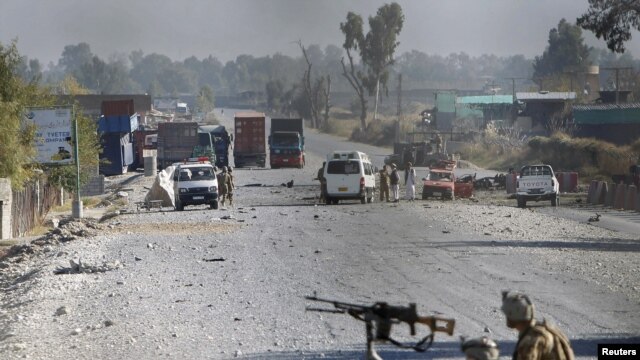Área del atentado en la ciudad de Jalalabad. La OTAN no ha entregado información de los heridos en el ataque.
