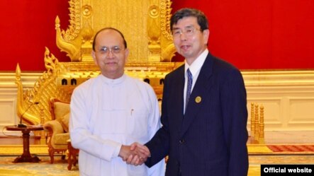 သမၼတဦးသိန္းစိန္နဲ႔ အာရွဖြံ႔ၿဖိဳးေရးဘဏ္ ဥကၠ႒ TAkehiko Nakao တို႔အား ေနျပည္ေတာ္မွာက်င္းပတဲ့ အာဆီယံ ဘ႑ာေရးဝန္ႀကီးမ်ားအစည္းအေဝးမွာေတြ႔ရစဥ္။ (ဧၿပီ ၅၊ ၂၀၁၄၊ သမၼတ႐ံုးဝက္ဆိုဒ္မွ ကူးသည္။)