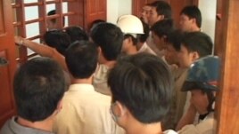 Phía Công giáo tố cáo chính quyền đưa côn đồ, quân đội, công an tới quấy phá, gây sự, và hành hung giáo dân trong lúc họ đang hành lễ tại một nhà nguyện tại tư gia của một giáo dân