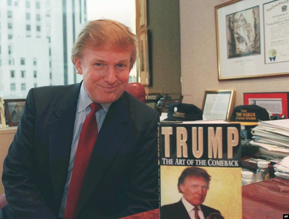 川普在他的位于纽约曼哈顿的办公室里，和他写的第三本书《川普：回归的艺术》（ Trump: The Art of the Comeback ）合影，这本书曾经是《纽约时报》评出的最佳书籍和最畅销书籍的第一名。