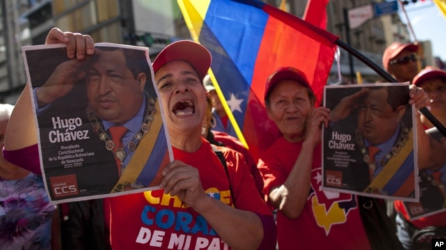 Warga Venezuela pendukung Presiden Hugo Chavez merayakan masa jabatan baru Chavez di jalan-jalan ibukota Caracas (10/1). 
