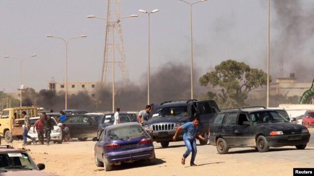 Người biểu tình bỏ chạy sau khi tấn công lực lượng dân quân Libya ở Benghazi, 8/6/2013