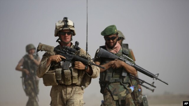 Binh sĩ Thuỷ quân Lục chiến Mỹ và binh sĩ Afghanistan trong cuộc tuần tra chung ở tỉnh Helmand, miền nam Afghanistan