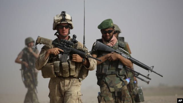 Binh sĩ Mỹ và Afghanistan trong cuộc tuần tra chung tại tỉnh Helmand. Một trong những đòi hỏi lớn nhất của Taliban là tất cả các lực lượng nước ngoài phải rời khỏi Afghanistan.