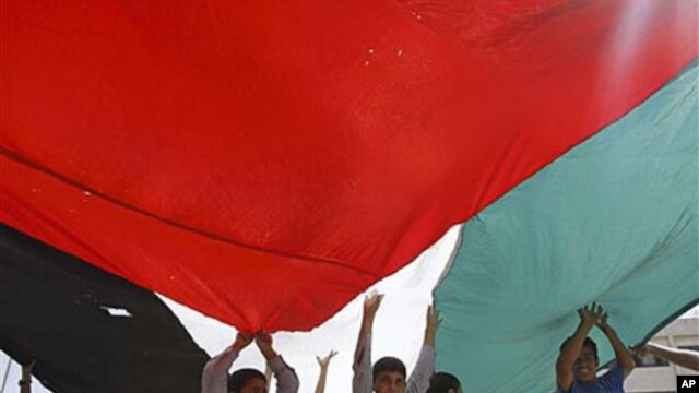 Palestinians rally in support of the Palestinian bid for statehood recognition in the United Nations, in the northern West Bank village of Al-Zababdeh, September 22, 2011.