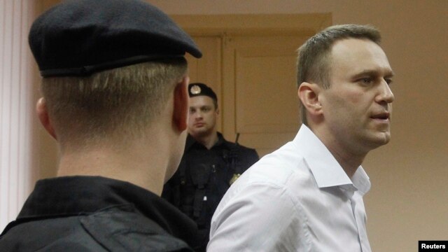 Алексей Навальный покидает здание суда. Киров, Россия. 17 апреля 2013 года
