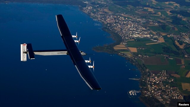 Máy bay Solar Impulse 2 một chỗ ngồi làm bằng sợi cácbon có sải cánh dài 72 mét, dài hơn sải cánh của chiếc Boeing 747.