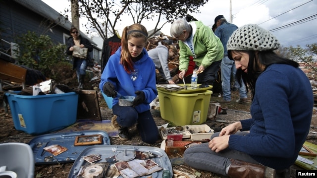 Algunas fotos y documentos es lo único que esta familia logró recuperar de su devastada casa luego del paso de 'Sandy' en Staten Island en Nueva York. 