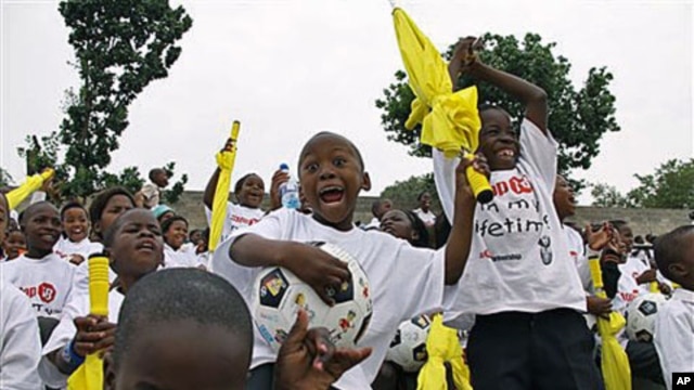 Children participate in the launch of a global plan to stop tuberculosis, in Alexandra Township, north of Johannesburg, South Africa, October 2010. (file photo)