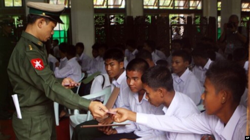 စက္တင္ဘာ ၂၀၁၂ တုန္းက ျမန္မာစစ္တပ္က အသက္မျပည့္ေသးတဲ့ ကေလးစစ္သားေတြကို မိဘထံျပန္လည္အပ္ႏွံတဲ့အခမ္းအနားတြင္ ေတြ႔ရစဥ္။