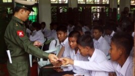 ျမန္မာစစ္တပ္က အသက္မျပည့္ေသးတဲ့ ကေလးစစ္သားေတြကို မိဘထံျပန္လည္အပ္ႏွံတဲ့အခမ္းအနားတြင္ ေတြ႔ရစဥ္။