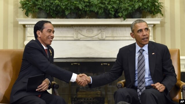 Tổng thống Barack Obama bắt tay Tổng thống Indonesia Joko Widodo trong cuộc họp tại Phòng Bầu dục Tòa Bạch Ốc ở Washington, ngày 26/10/2015.