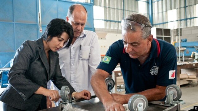 A brazilian entrepeneur runs her business with another employees. 