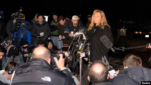 Juru bicara kepolisian wilayah San Bernardino County, Cindy Bachman (atas, kanan) memberikan keterangan kepada media di Angelus Oaks, California (12/2).