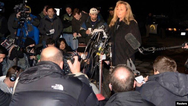 San Bernardino County sheriff's spokeswoman Cindy Bachman (top R) briefs the media at a news conference after a standoff and shootout with former LAPD officer Christopher Dorner, in the town of Angelus Oaks, California, Feb. 12, 2013.