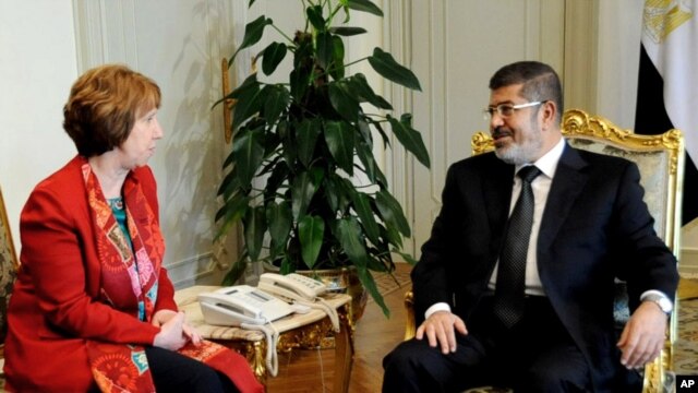 Rais wa zamani wa Misri Mohammed Morsi na mkuu wa EU Catherine Ashton