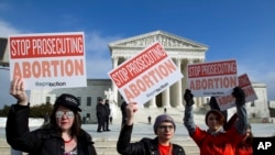 Protesta de activistas por el derecho al aborto fuera de la Corte Suprema de los EE. UU., Durante la Marcha por la Vida en Washington. Enero 18, 2019.