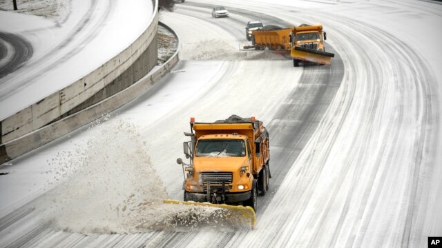 Xe ủi tuyết trên đường cao tốc xuyên bang 75/85 ở Atlanta, ngày 12/2/2014.