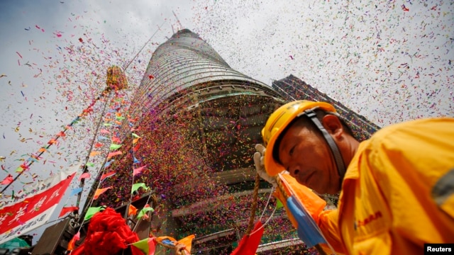 Chiếc cột chót trên nóc của tòa tháp Shanghai Tower, cao 632 mét, đã được lắp ngày hôm nay (3/8/2013) trong một buổi lễ long trọng. 