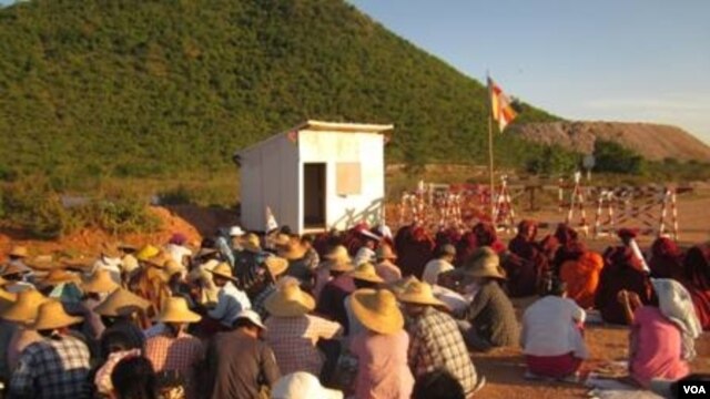 Burmese protesters at a Chinese-backed copper mine, Monywa Burma, November 22, 2012. (VOA Burmese Service)