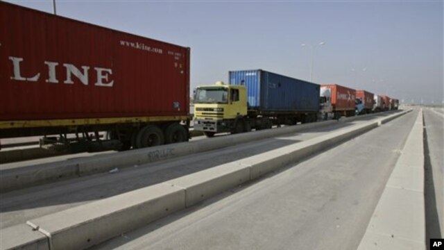 A line of Israeli trucks waits on the Israeli side of the Karni cargo crossing between Israel and the Gaza Strip, 19 Mar 2007 (file photo)