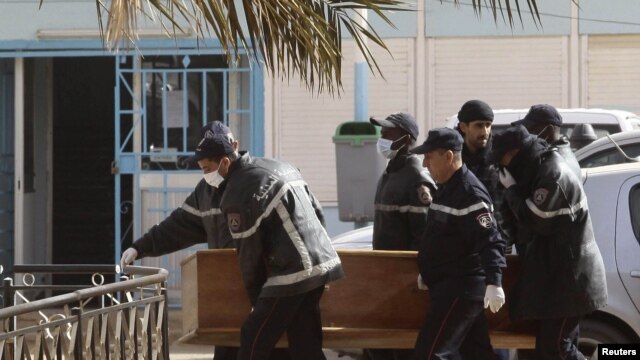 Rescue workers carry the coffin of one of the hostages killed during a hostage crisis in a gas plant at the hospital in In Amenas, January 21, 2013.