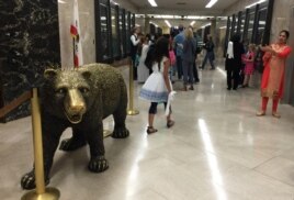 Học trò được thầy cô đưa đi tham quan (ảnh Bùi Văn Phú)