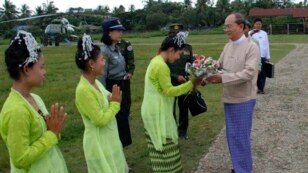 သမၼတဦးသိန္းစိန္ ေျမာက္ဦးေလဆိပ္ကို ေရာက္ရွိစဥ္။ (ေအာက္တိုဘာလ ၁၊ ၂၀၁၃)