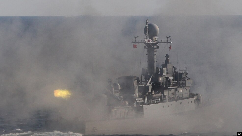 Un buque patrulla de la marina surcoreana dispara durante maniobras militares en la costa sureste de Corea del Sur, cerca de Busan.