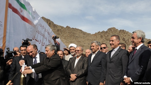 Presiden Armenia Serzh Sarkisian dan delegasi Iran menghadiri peletakan batu pertama pembangunan PLTA di kawasan Sungai Arax di perbatasan Armenia-Iran (8/11).