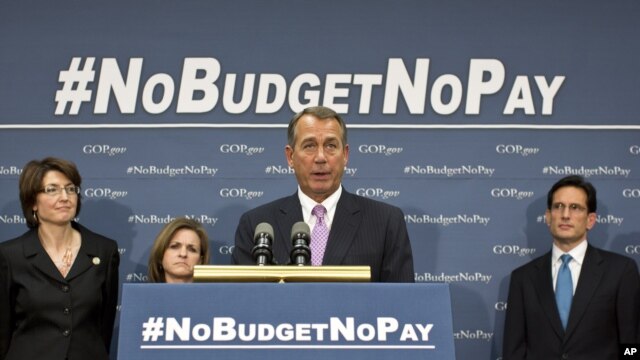 Chủ tịch Hạ viện John Boehner và các nhà lãnh đạo Cộng hòa của Hạ viện nói chuyện với các phóng viên tại Điện Capitol sau một cuộc họp kín nhằm tránh một cuộc khủng hoảng về nợ, 22/1/2013.  (AP Photo/J. Scott Applewhite)