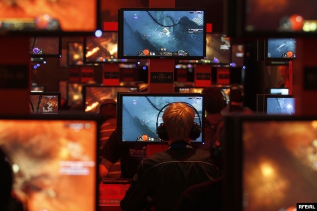 Visitors play ''Diablo'' at an exhibition stand during the Gamescom 2011 fair in Cologne, Germany, August 17, 2011.