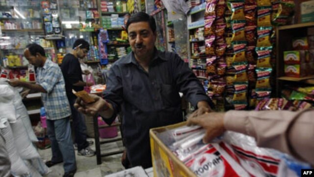 Ashwani Dang, chủ một cửa hàng tạp hóa ở chợ Karol Bagh tại New Delhi