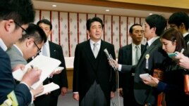 ဂ်ပန္ဝန္ႀကီးခ်ဳပ္ Shinzo Abe (လယ္) ရာဇကုနီ ဂ်ပန္ စစ္သူရဲေကာင္းဗိမာန္သို႔ သြားေရာက္ဂါရဝျပဳၿပီးေနာက္ သတင္းေထာက္မ်ားနဲ႔ ေတြ႔ဆံုစဥ္။ (ဒီဇင္ဘာ ၂၆၊ ၂၀၁၃)