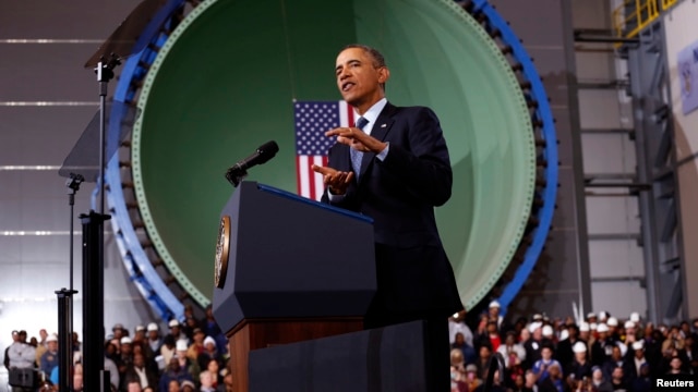 Durante la visita, el presidente Obama recorrió las instalaciones del astillero en donde se fabrican buques y submarinos para la Armada Nacional.