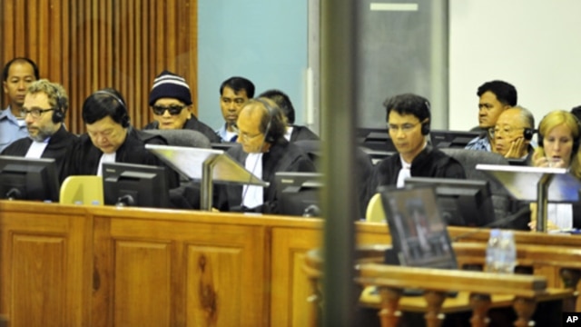 "Brother Number Two" Nuon Chea (4th L) and former Khmer Rouge foreign minister Ieng Sary (2nd R) sit at the Extraordinary Chambers in the Courts of Cambodia (ECCC) on the outskirts of Phnom Penh, file photo.