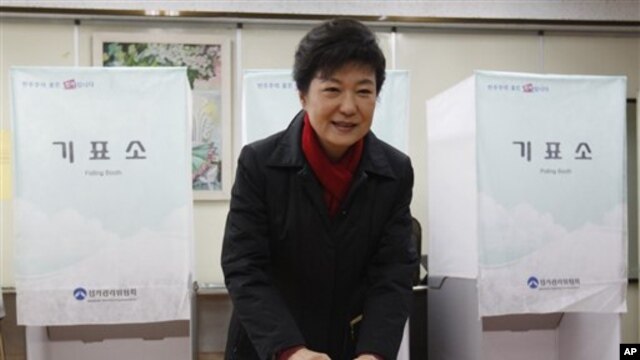 South Korea's presidential candidate Park Geun-hye casts her ballot Dec. 19, 2012