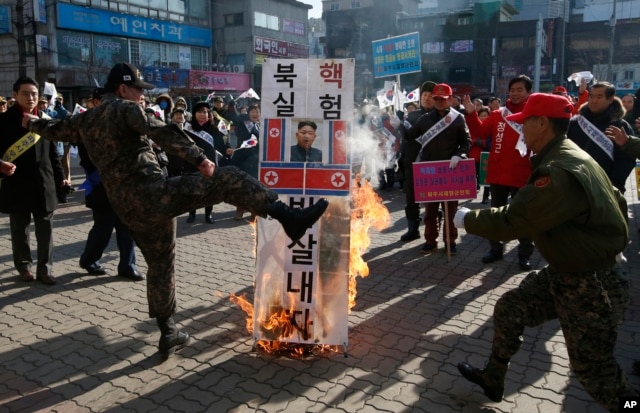 Người dân Hàn Quốc đốt hình Kim Jong Un để phản đối vụ thử hạt nhân.