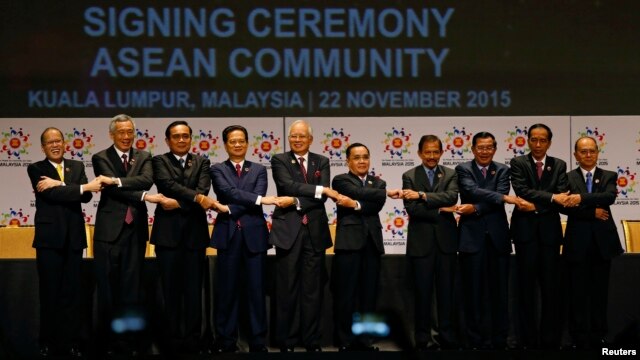 Các lãnh đạo ASEAN trong lễ ký kết thành lập Cộng đồng ASEAN tại Kuala Lumpur, Malaysia, ngày 22/11/2015.