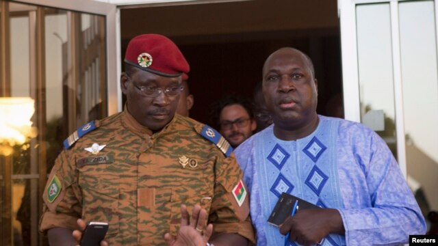 Luteni Kanali  Yacouba Isaac Zida (L) akutana na kiongozi wa upinzani katika mji mkuu wa  Burkina Faso, Ouagadougou,Nov. 2, 2014. 