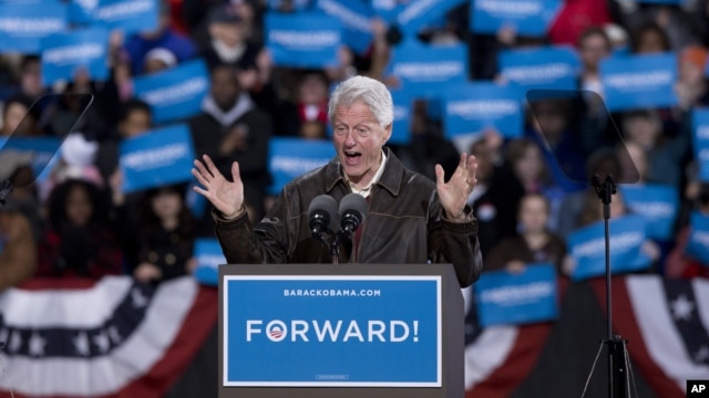 Cựu Tổng thống Bill Clinton đi vận động với Tổng thống Obama tại Bristow, Virginia, ngày 3/11/2012. 